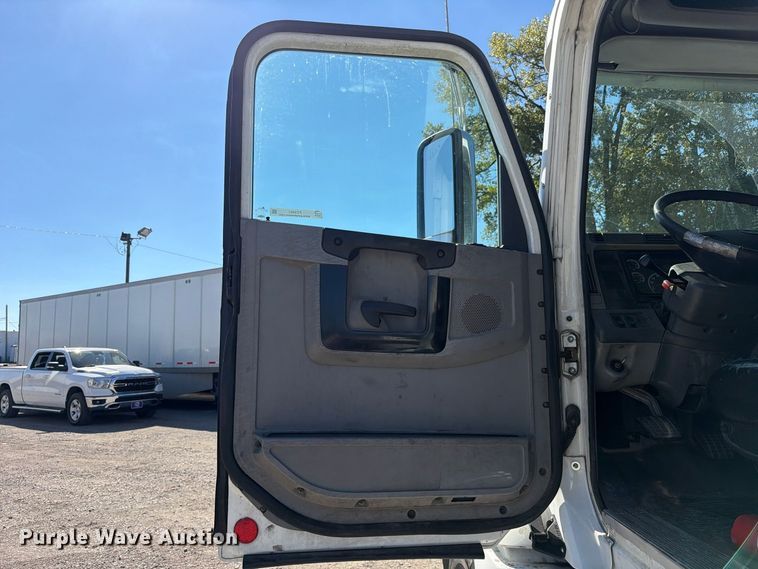 image for item FC3451 2014 Freightliner Columbia semi truck