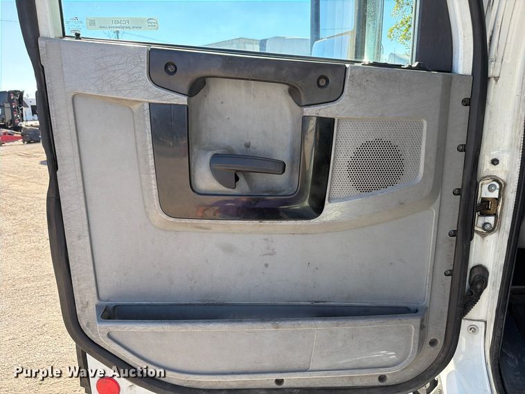 image for item FC3451 2014 Freightliner Columbia semi truck