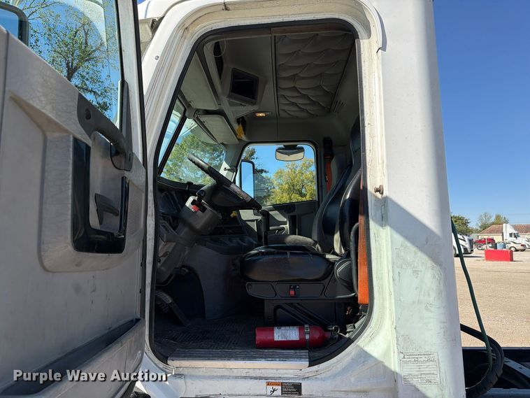 image for item FC3451 2014 Freightliner Columbia semi truck