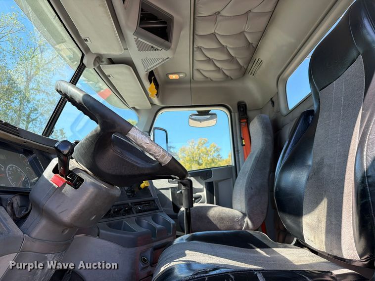 image for item FC3451 2014 Freightliner Columbia semi truck