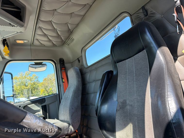 image for item FC3451 2014 Freightliner Columbia semi truck