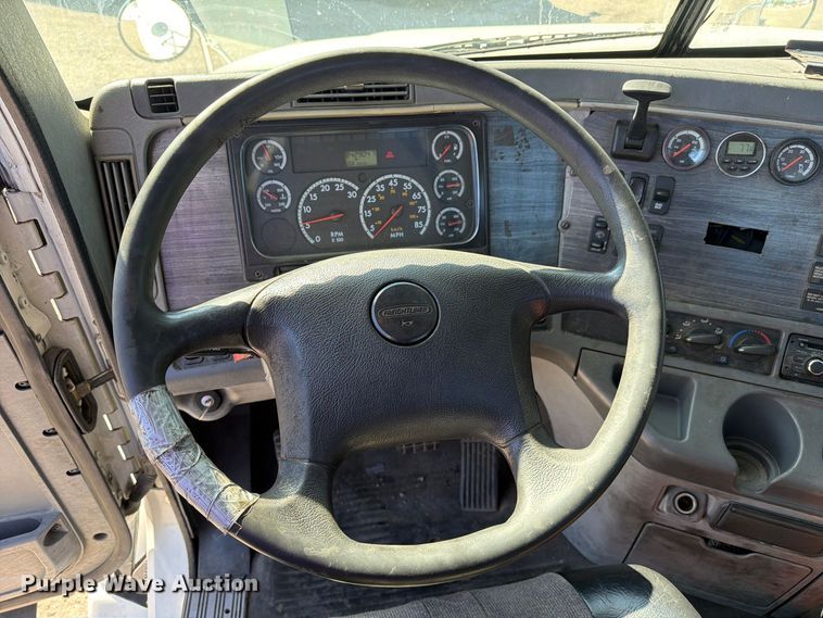 image for item FC3451 2014 Freightliner Columbia semi truck