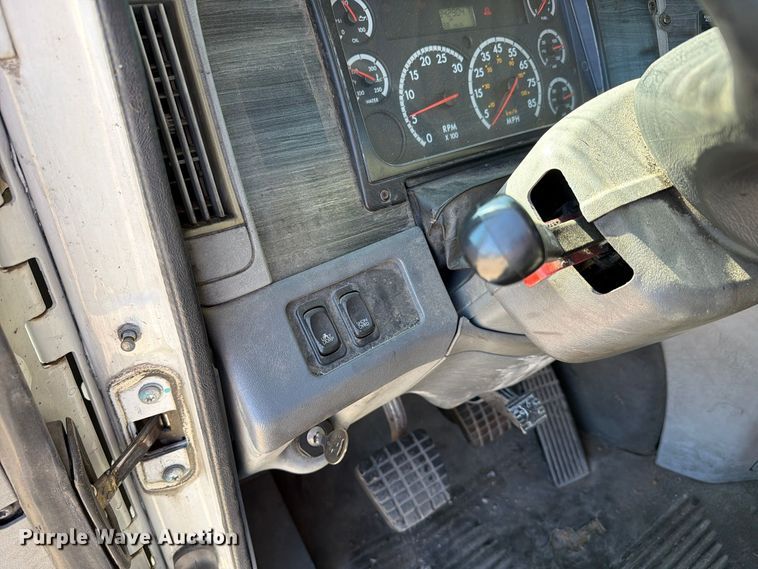 image for item FC3451 2014 Freightliner Columbia semi truck