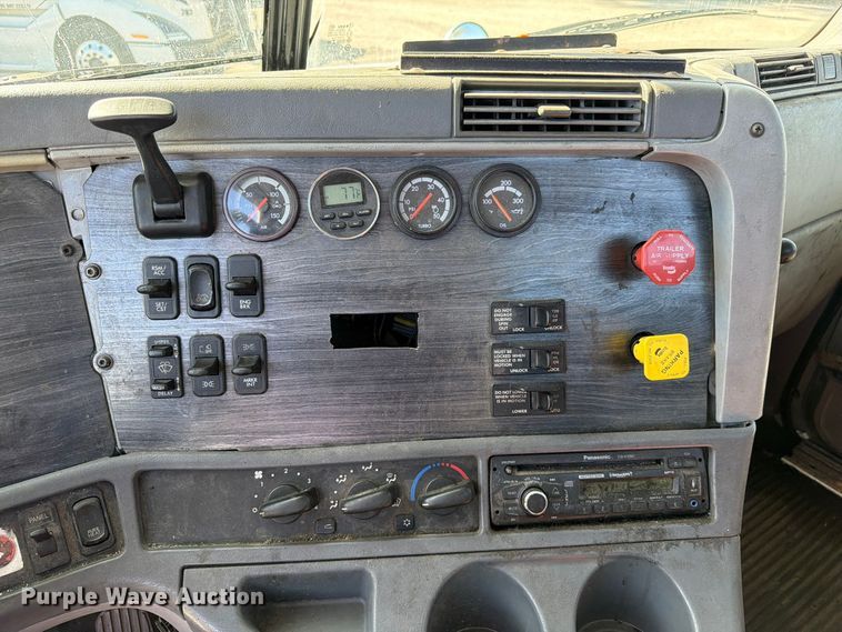 image for item FC3451 2014 Freightliner Columbia semi truck