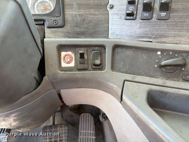 image for item FC3451 2014 Freightliner Columbia semi truck
