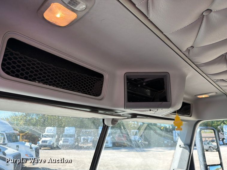 image for item FC3451 2014 Freightliner Columbia semi truck
