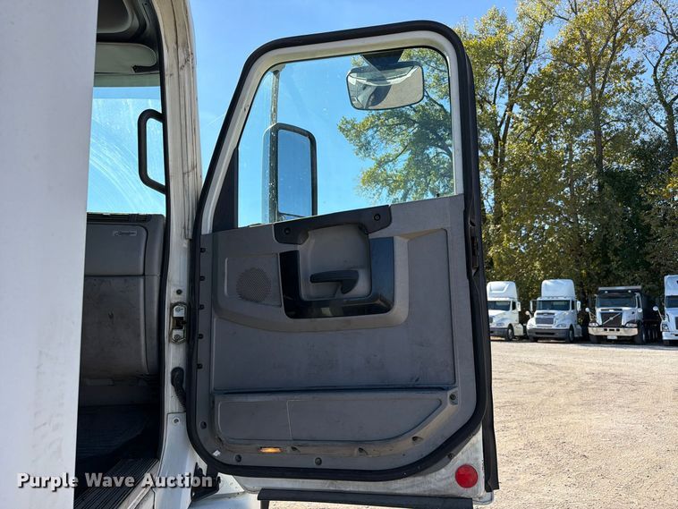 image for item FC3451 2014 Freightliner Columbia semi truck