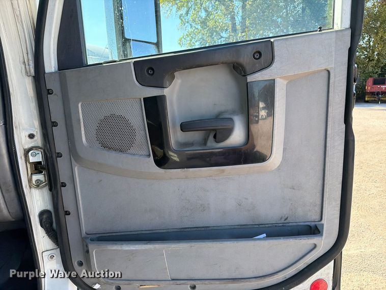 image for item FC3451 2014 Freightliner Columbia semi truck
