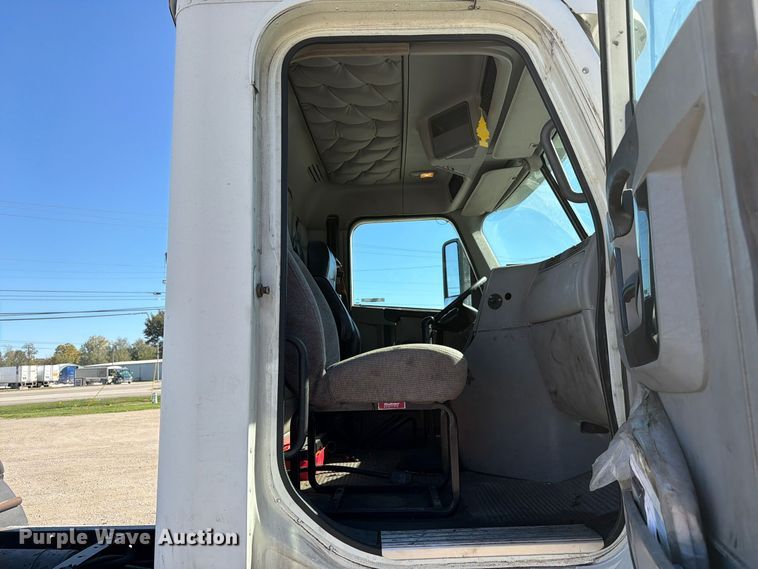 image for item FC3451 2014 Freightliner Columbia semi truck