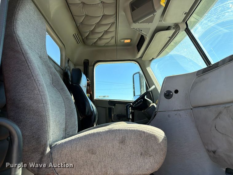 image for item FC3451 2014 Freightliner Columbia semi truck
