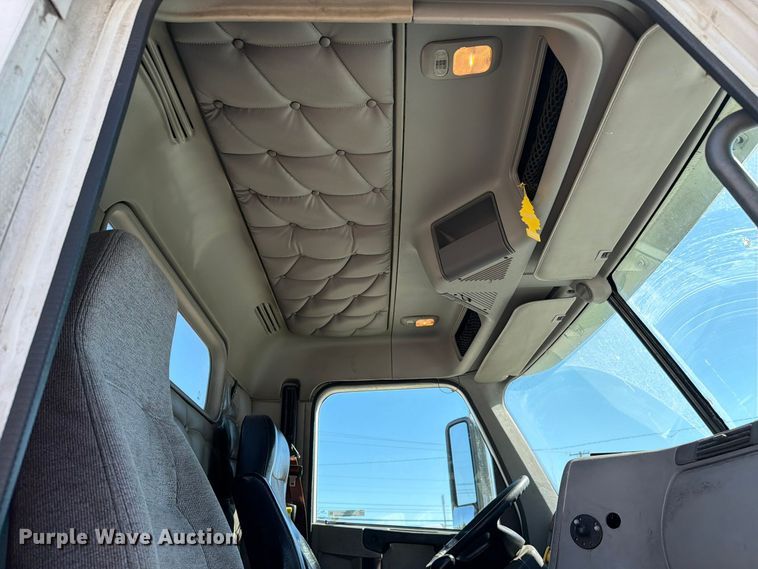 image for item FC3451 2014 Freightliner Columbia semi truck