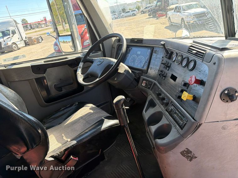 image for item FC3451 2014 Freightliner Columbia semi truck