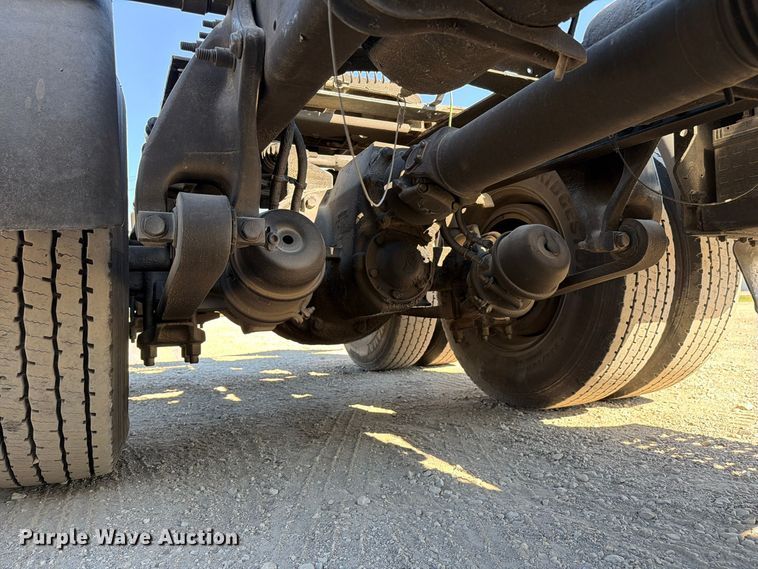 image for item FC3451 2014 Freightliner Columbia semi truck