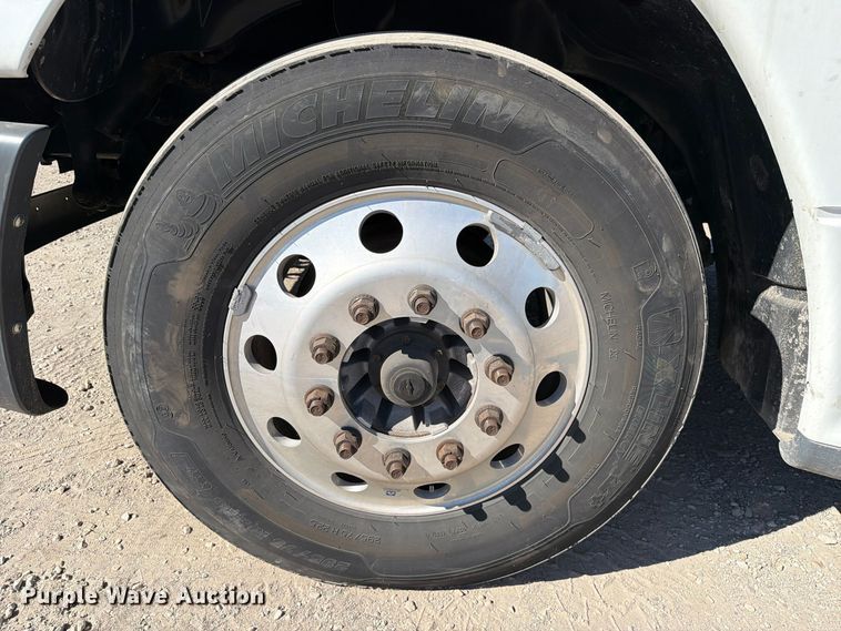 image for item FC3451 2014 Freightliner Columbia semi truck