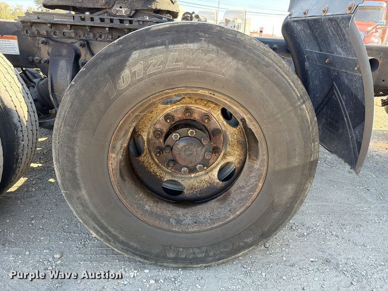 image for item FC3451 2014 Freightliner Columbia semi truck