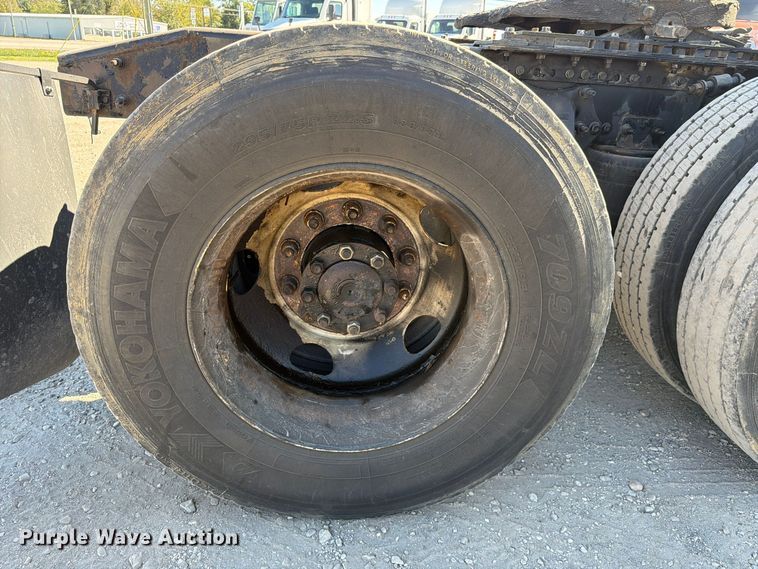 image for item FC3451 2014 Freightliner Columbia semi truck