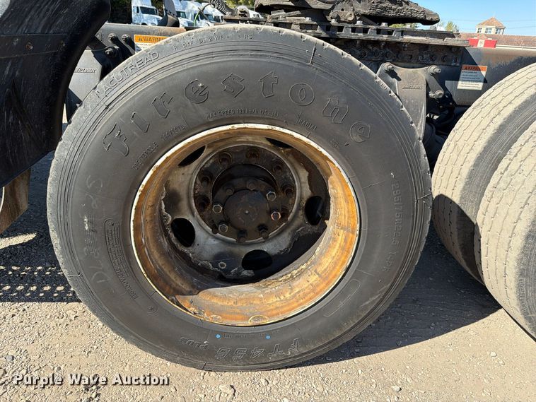 image for item FC3451 2014 Freightliner Columbia semi truck