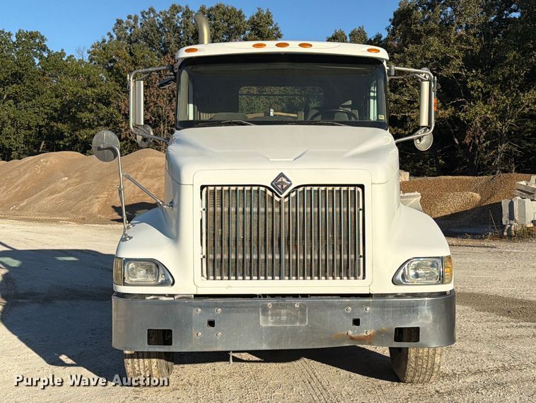 image for item FG0831 2007 International 9400i semi truck
