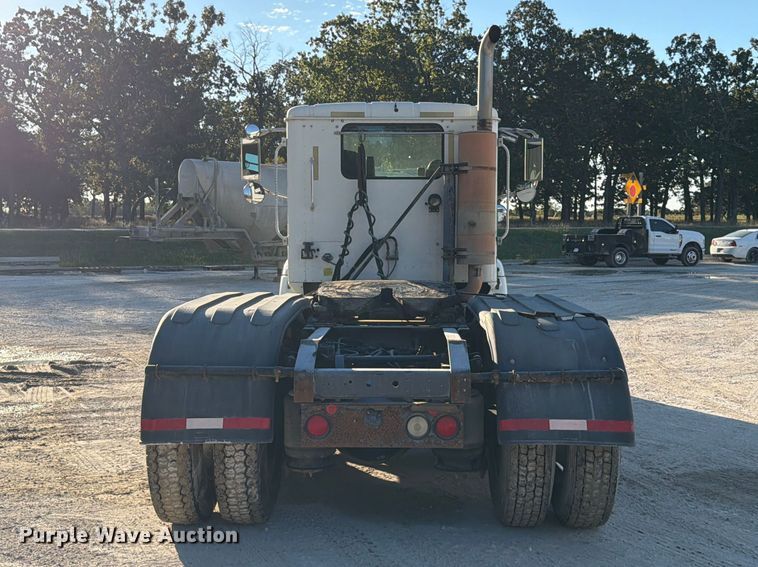 image for item FG0831 2007 International 9400i semi truck