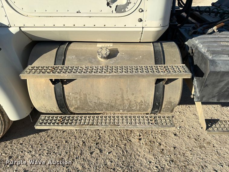 image for item FG0831 2007 International 9400i semi truck