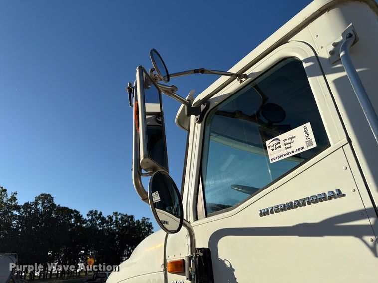 image for item FG0831 2007 International 9400i semi truck