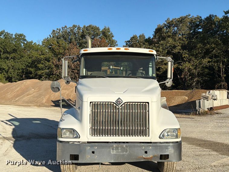 image for item FG0831 2007 International 9400i semi truck