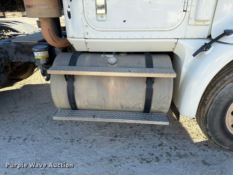 image for item FG0831 2007 International 9400i semi truck