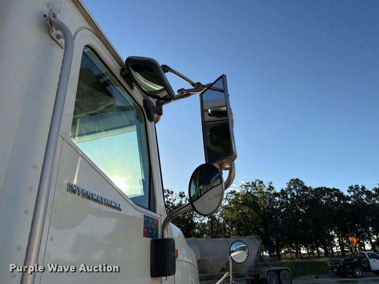 image for item FG0831 2007 International 9400i semi truck
