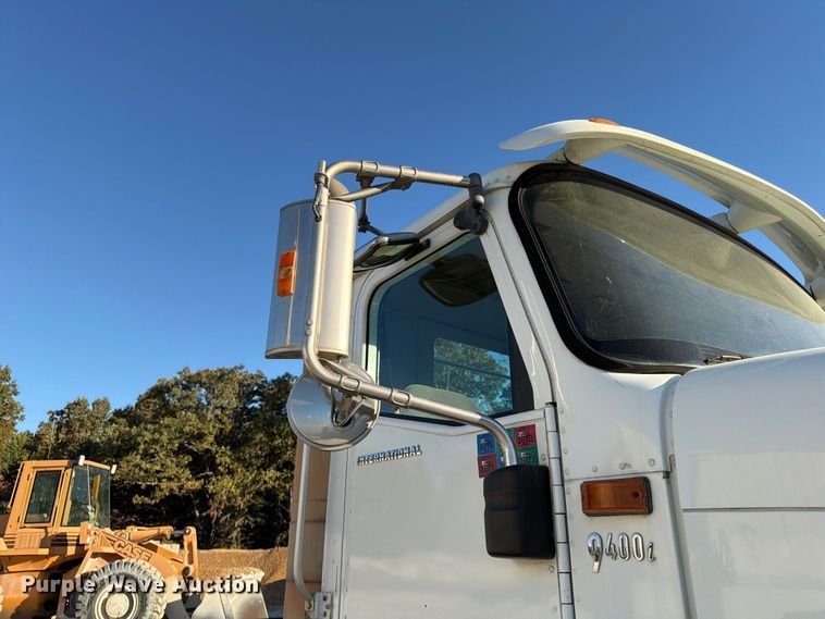 image for item FG0831 2007 International 9400i semi truck