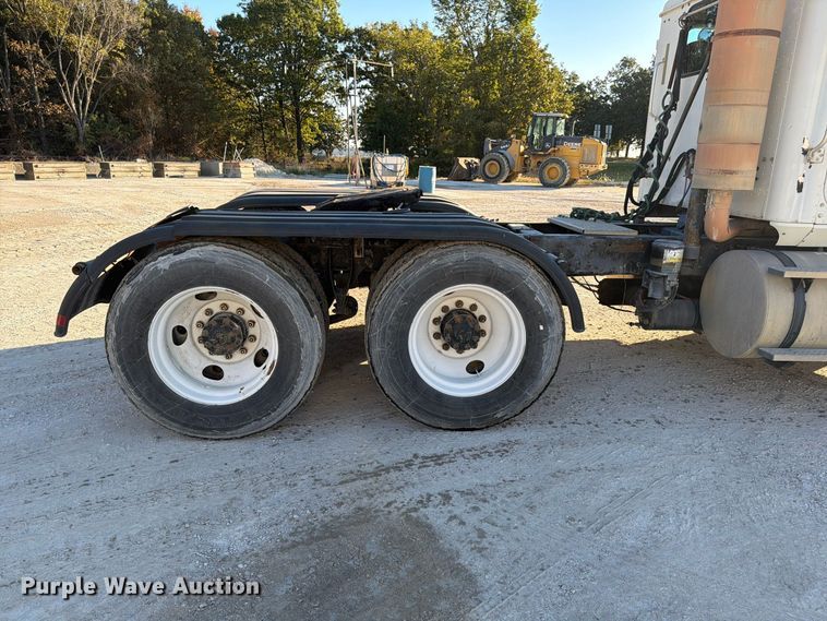 image for item FG0831 2007 International 9400i semi truck