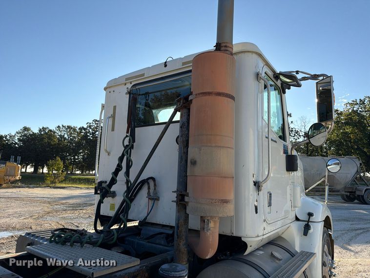 image for item FG0831 2007 International 9400i semi truck