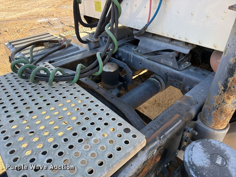image for item FG0831 2007 International 9400i semi truck