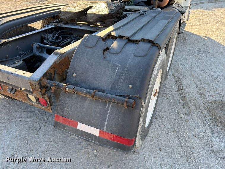 image for item FG0831 2007 International 9400i semi truck