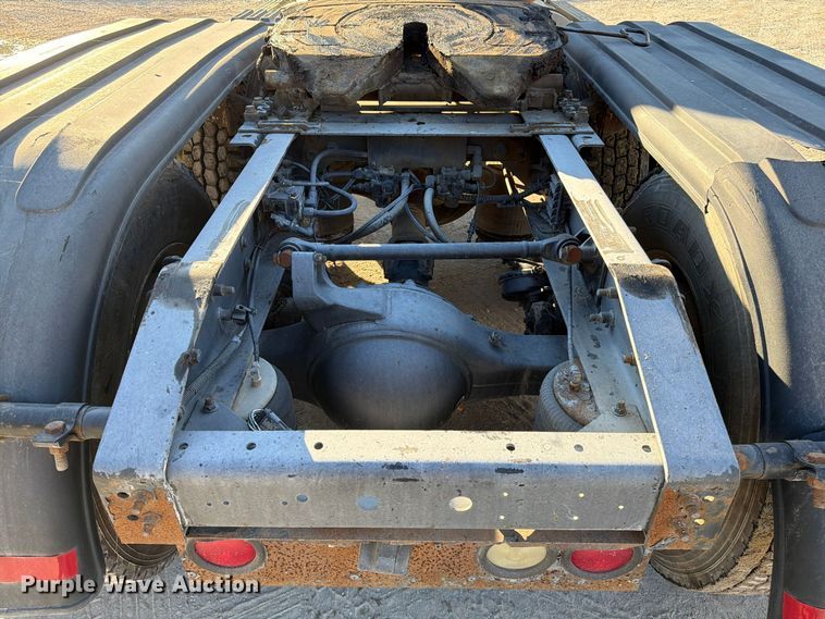 image for item FG0831 2007 International 9400i semi truck