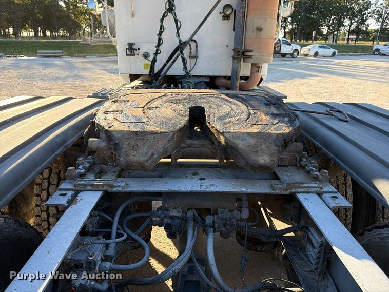 image for item FG0831 2007 International 9400i semi truck