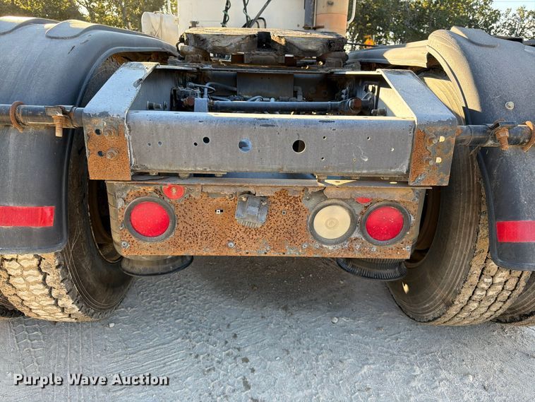 image for item FG0831 2007 International 9400i semi truck