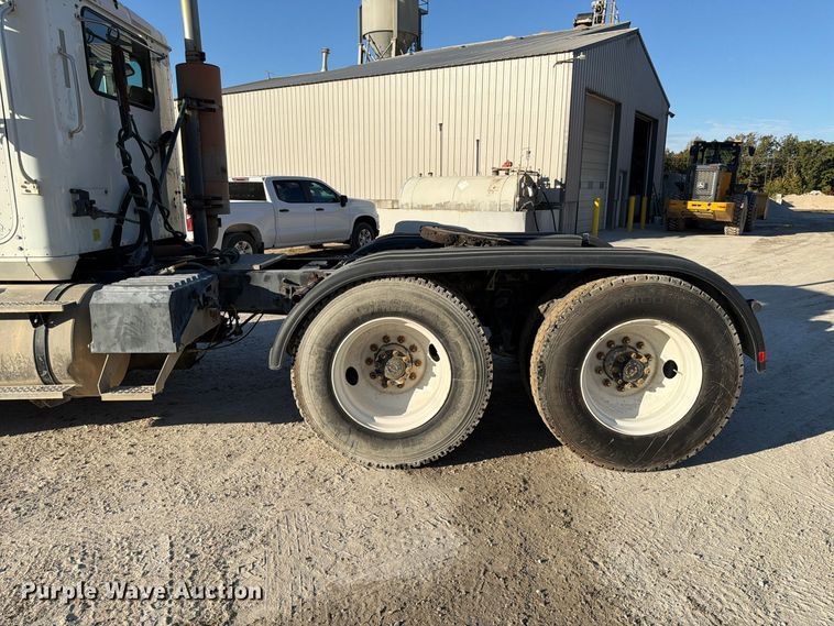 image for item FG0831 2007 International 9400i semi truck