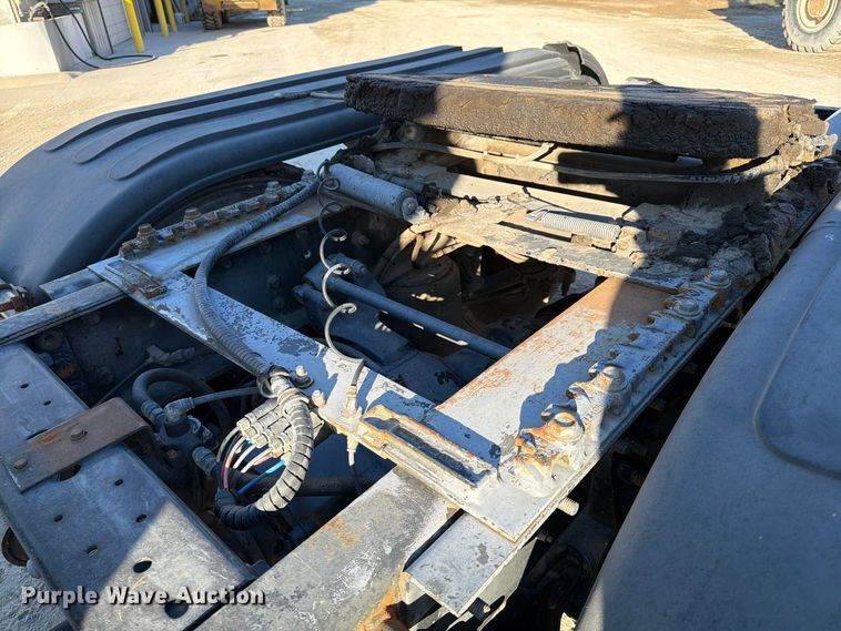 image for item FG0831 2007 International 9400i semi truck