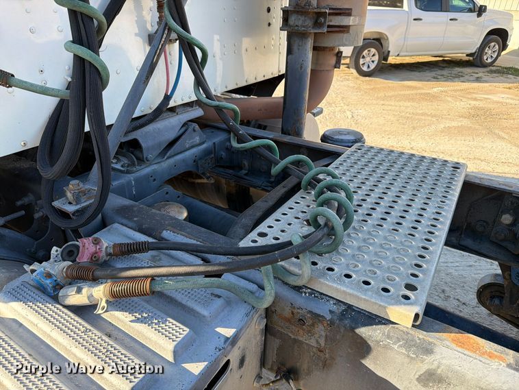 image for item FG0831 2007 International 9400i semi truck