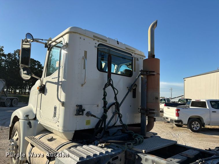 image for item FG0831 2007 International 9400i semi truck