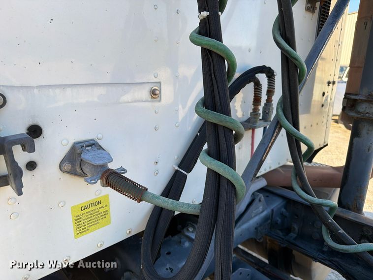 image for item FG0831 2007 International 9400i semi truck