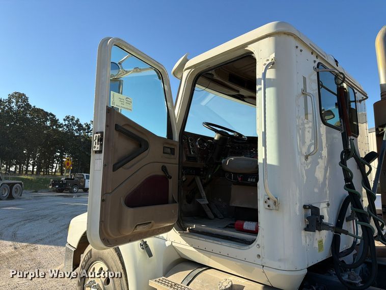 image for item FG0831 2007 International 9400i semi truck
