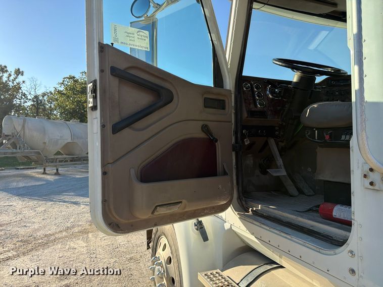 image for item FG0831 2007 International 9400i semi truck