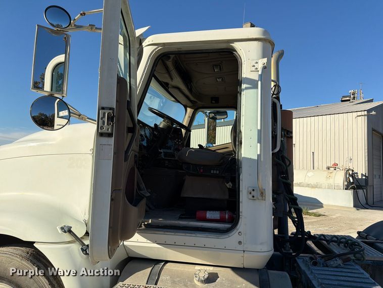 image for item FG0831 2007 International 9400i semi truck