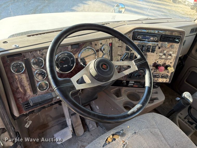 image for item FG0831 2007 International 9400i semi truck