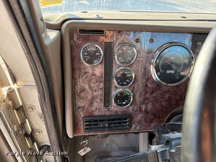 image for item FG0831 2007 International 9400i semi truck