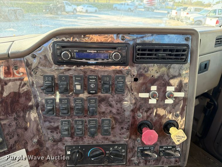 image for item FG0831 2007 International 9400i semi truck