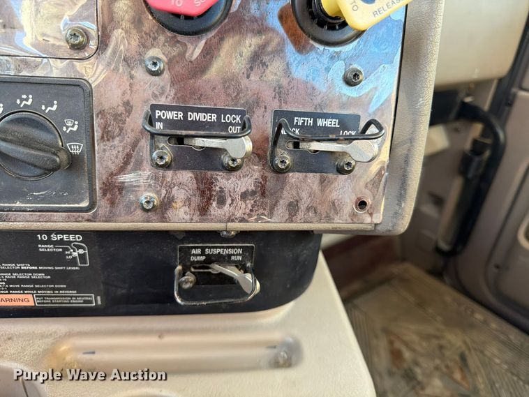 image for item FG0831 2007 International 9400i semi truck