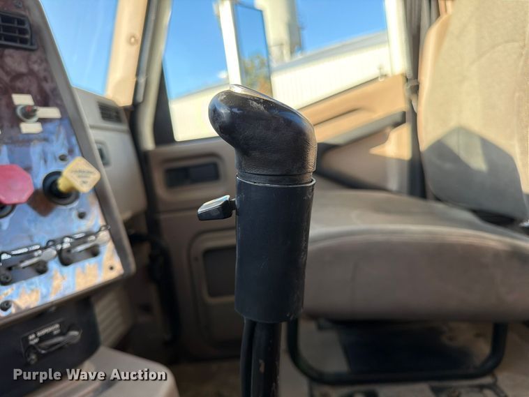 image for item FG0831 2007 International 9400i semi truck