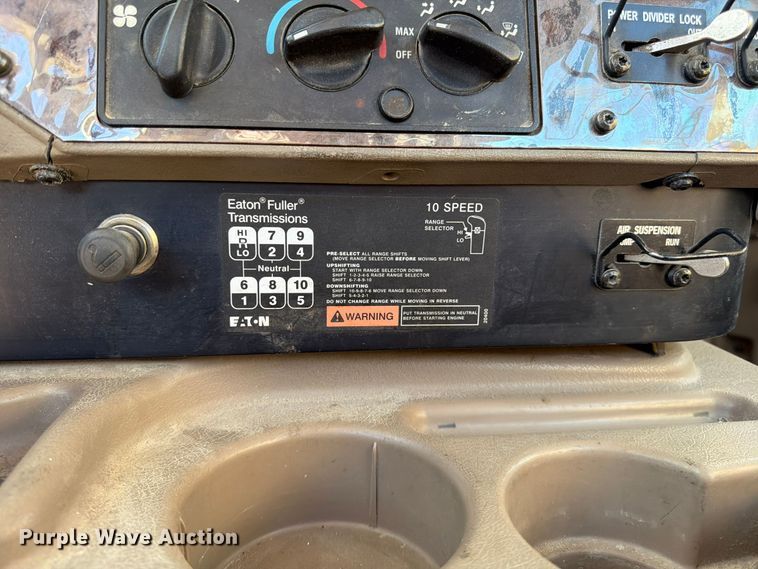 image for item FG0831 2007 International 9400i semi truck